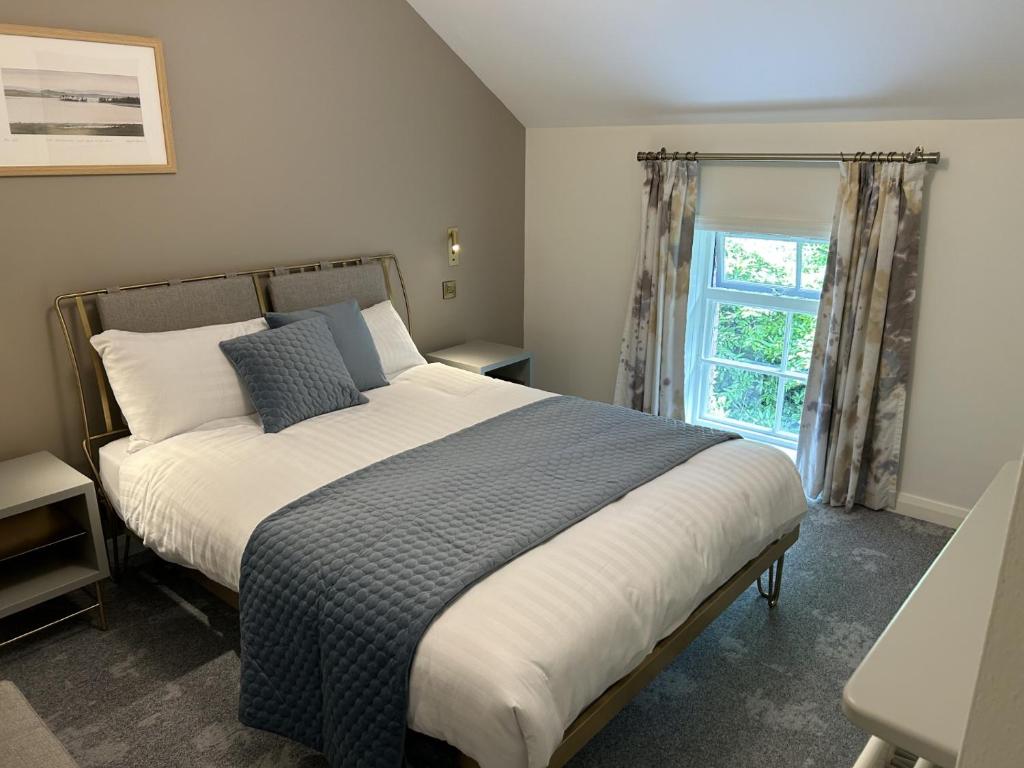 IrvinestownCastle Irvine Estate的一间卧室设有一张大床和一个窗户。