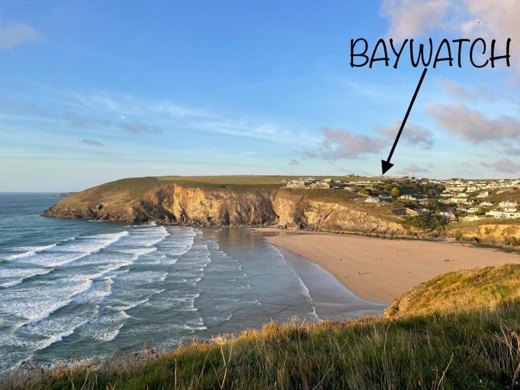 马根波思Baywatch Mawgan Porth Spacious Home sleeps 9, Games room, Parking & Garden的海滩的照片,上面写着“看护”字样