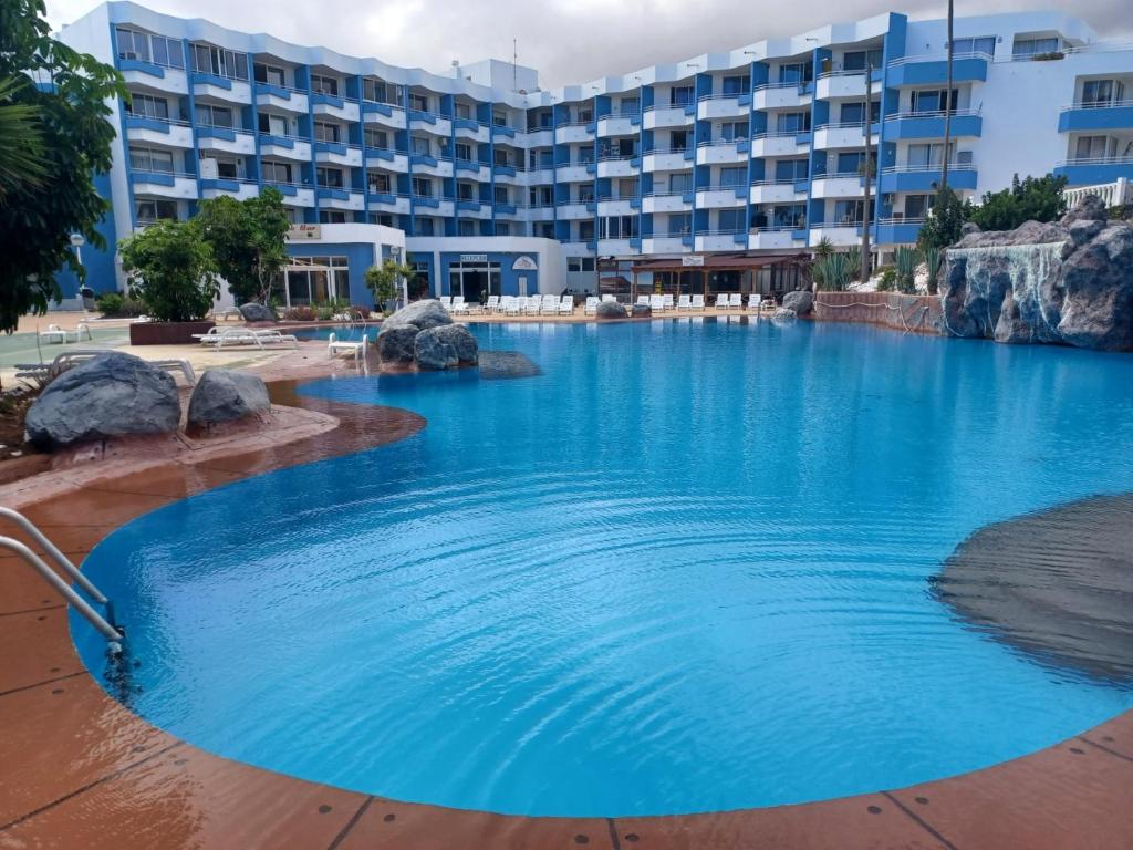 圣米格尔德阿沃纳Apartamento Golf del Sur的酒店前方的大型游泳池