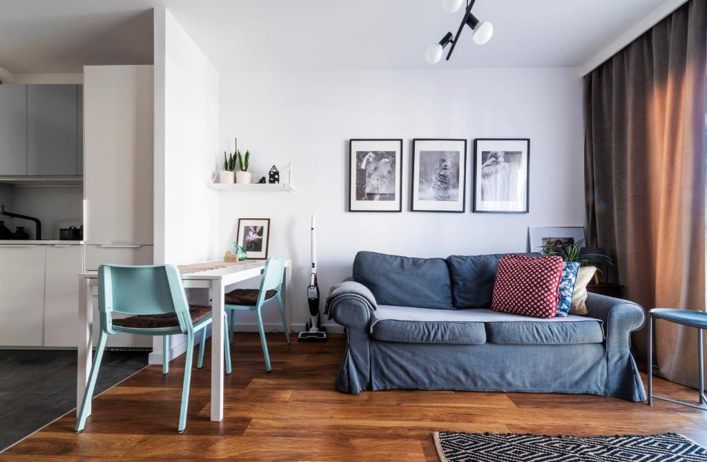 波兹南Apartament doris doris的客厅配有沙发和桌子