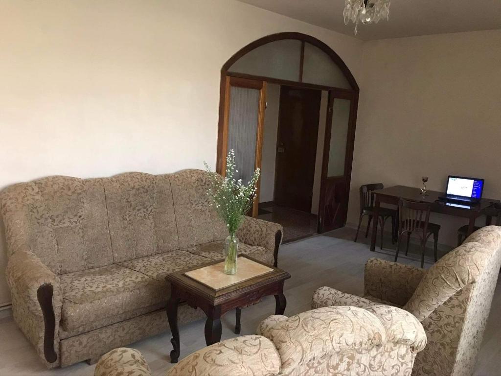 VagharshapatAnahit's Apartment的客厅配有沙发、椅子和桌子