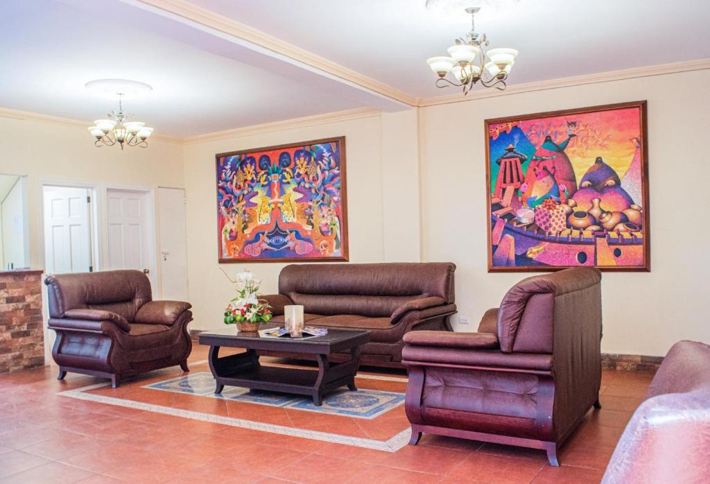克萨尔特南戈Luna de Plata的客厅配有椅子、桌子和绘画