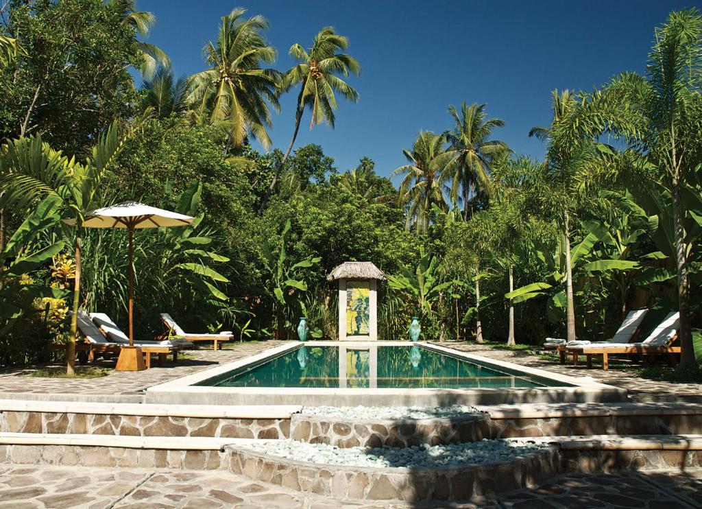 特贾库拉慈利艾玛斯海滨度假村的一个带凉亭和棕榈树的游泳池