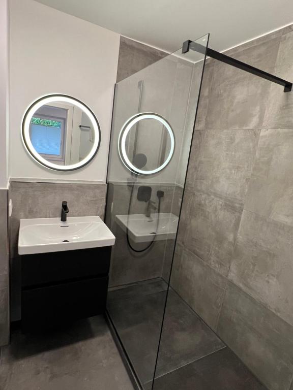 埃朗根KoldeApart nahe Siemens Campus的一间带水槽和镜子的浴室