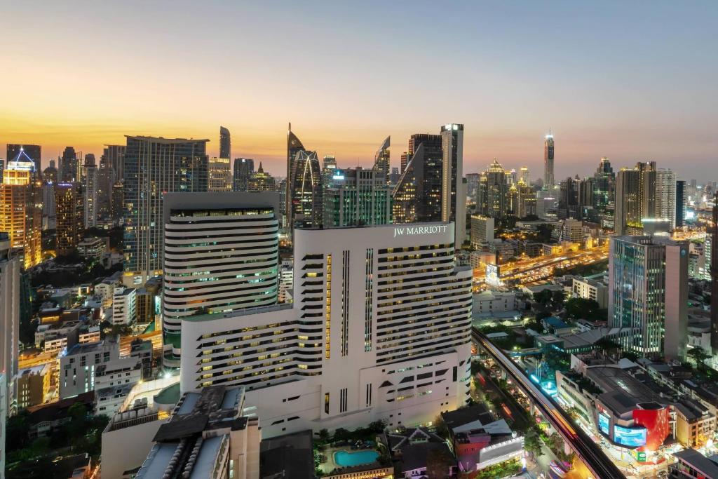 曼谷曼谷 JW 万豪酒店的夜晚在城市里高大的白色建筑
