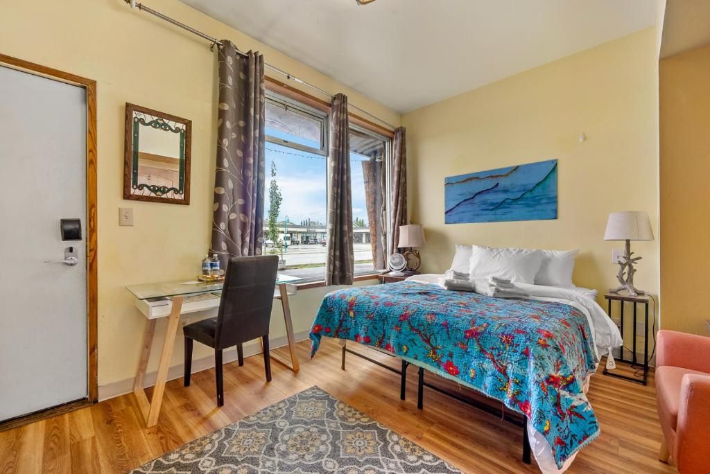 安克雷奇曲普奎嘉琪旅馆 的一间卧室配有一张床、一张书桌和一个窗户。