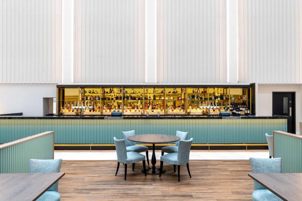 霍利希尔顿伦敦盖特威克机场酒店的一间带桌椅的用餐室
