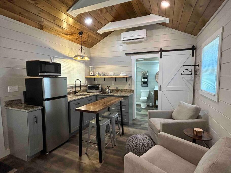 布赖森城Blissful Nook Tiny Home ~ Cozy Retreat w/ Hot Tub; near Town and Deep Creek的一间厨房和客厅,位于一个小房子里