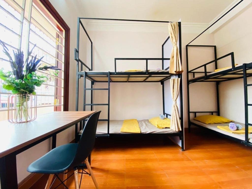 河内3BT home的客房设有三张双层床和一张书桌。