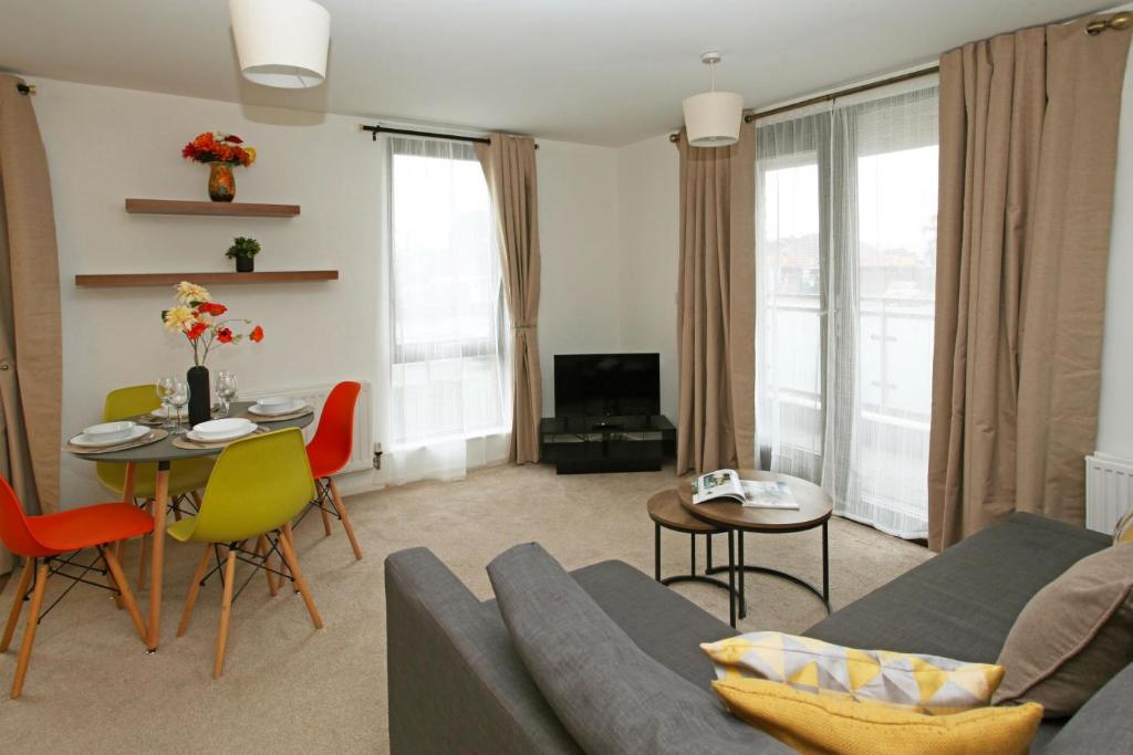 特尔福德Autumn Heights Apartments的客厅配有沙发和桌子