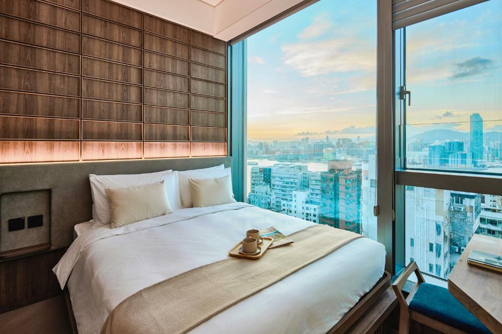 香港The Stellar的一间卧室设有一张大床和一个大窗户