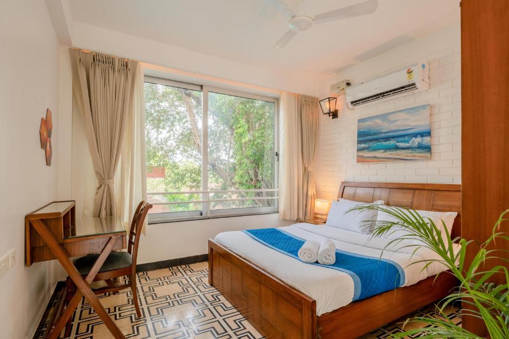 果阿旧城HideAway 1BHK, Parra, North Goa (STU)的一间卧室设有一张床和一个窗口