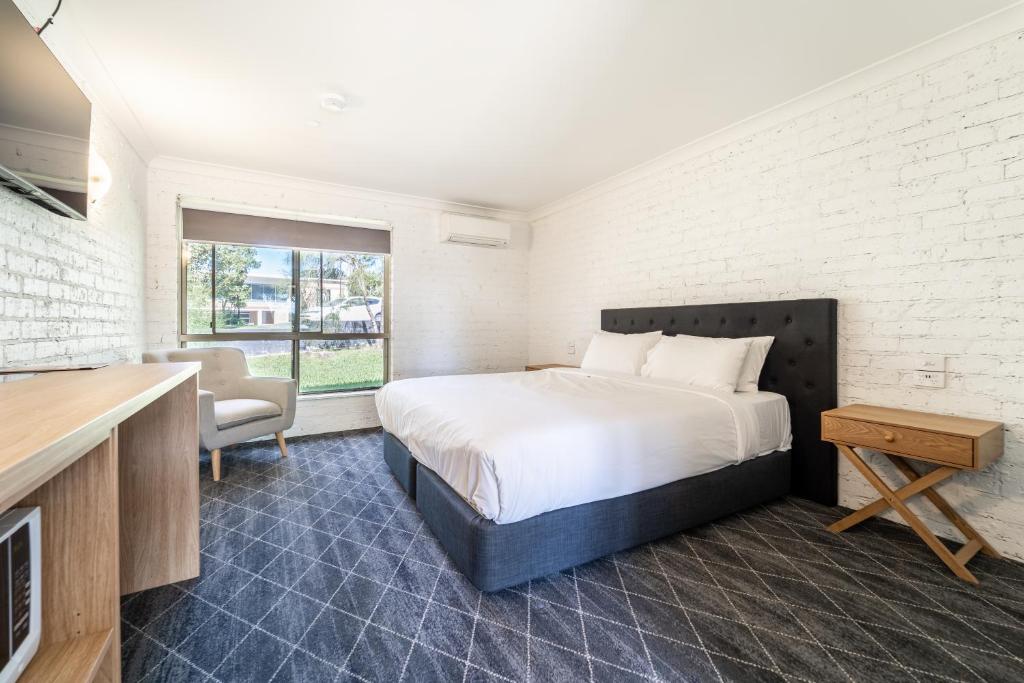 蚬壳港湖景汽车旅馆的一间卧室设有一张大床和一个窗户。