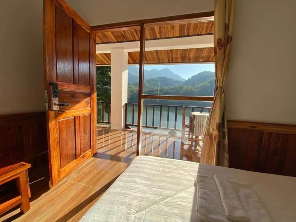 NongkhiawNongkhaiw river view的一间卧室设有一张床和一个美景阳台