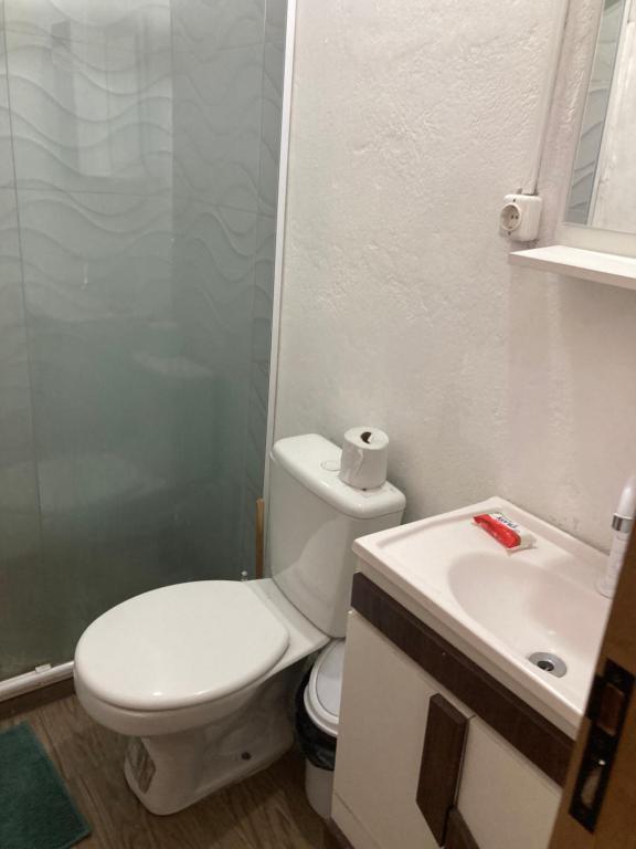 阿蒂加斯N1-3 Apto Céntrico Pequeño Habitación C/ Aire Acondicionado P/4 Personas Baño Privado的浴室配有白色卫生间和盥洗盆。