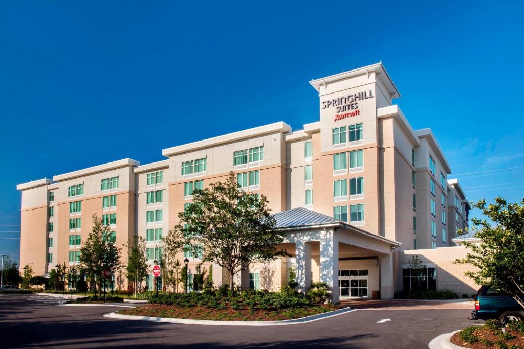 奥兰多SpringHill Suites by Marriott Orlando at FLAMINGO CROSSINGS Town Center-Western Entrance的酒店前方的 ⁇ 染