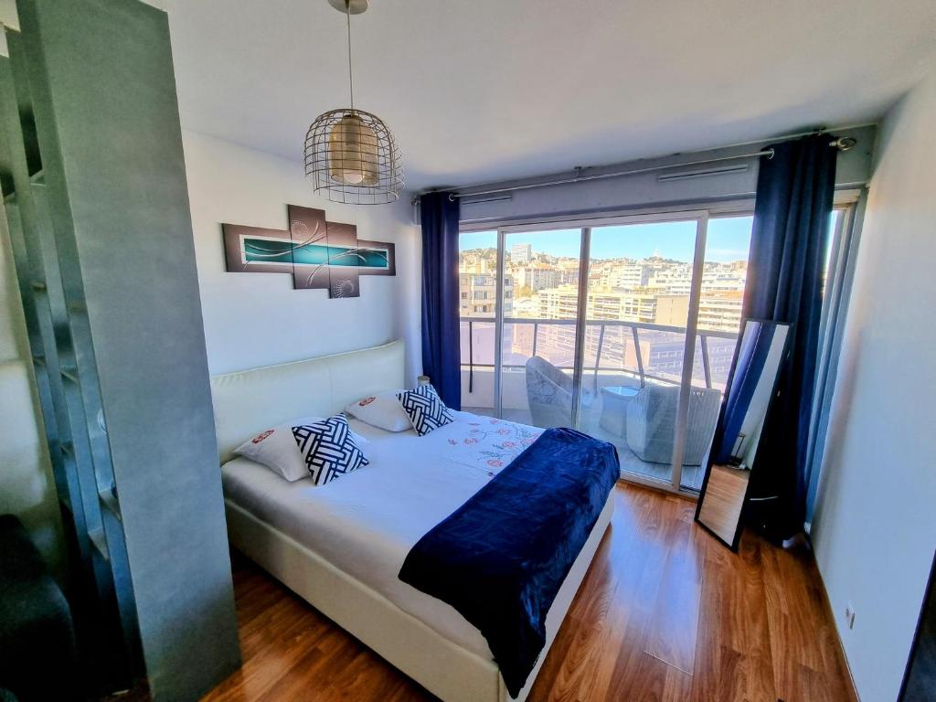 马赛Appartement T1 Marseille Prado Chanot Plage的一间卧室设有一张床和一个大窗户