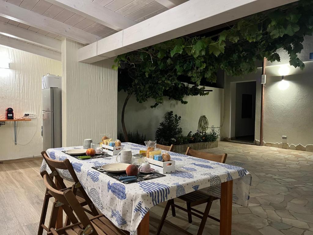San SperateTS ROOMS - Guest House Deidda的一张桌子上布满了蓝白的桌布