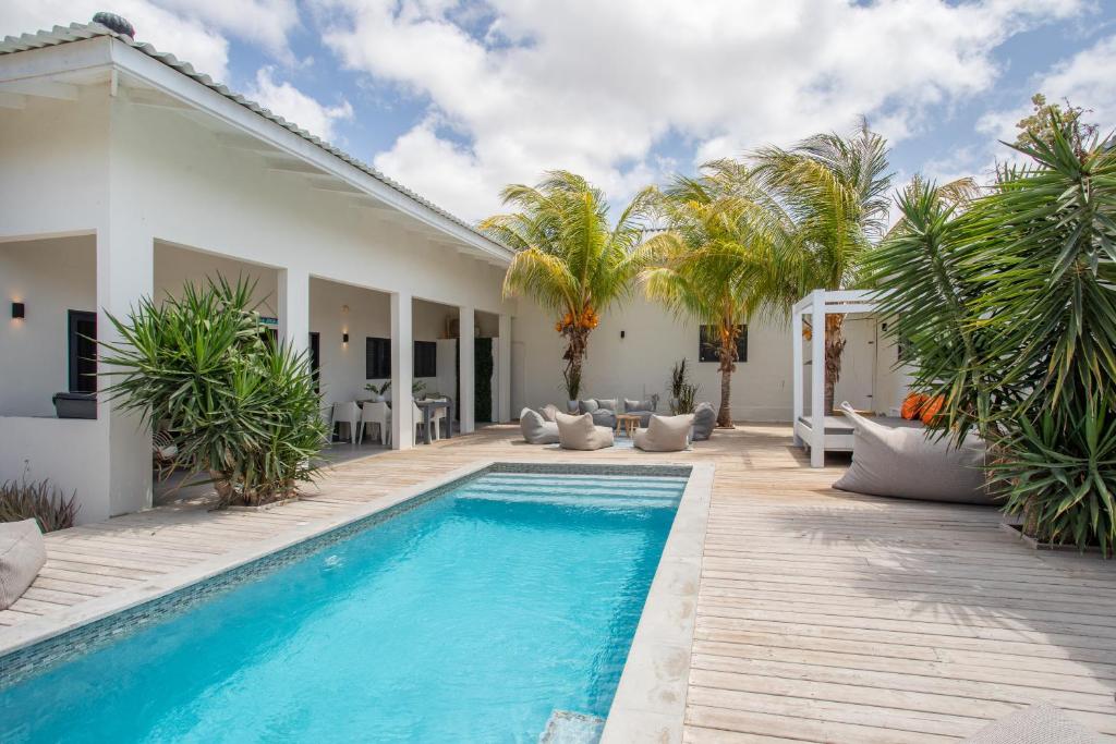 简蒂埃尔Villa Zarza的棕榈树房子后院的游泳池