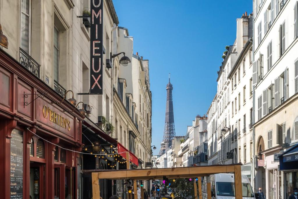 巴黎Happy Stay Paris - Cosy Studios - 5 min to Eiffel Tower的一条城市街道,享有艾菲尔铁塔的景色