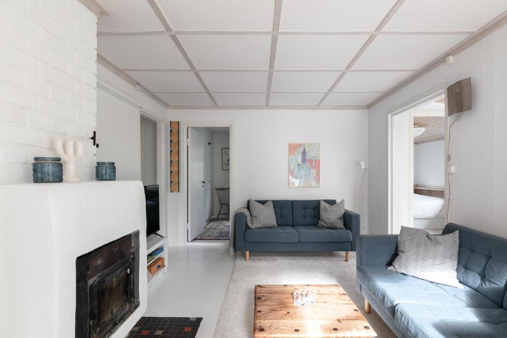 EnkärretFamily Holiday Home in Ingarö的带沙发和壁炉的客厅