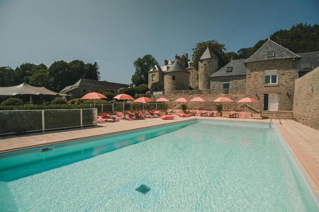 Plonéour-Lanvern德坎佩尔的求姆普尔庄园酒店的城堡前的游泳池