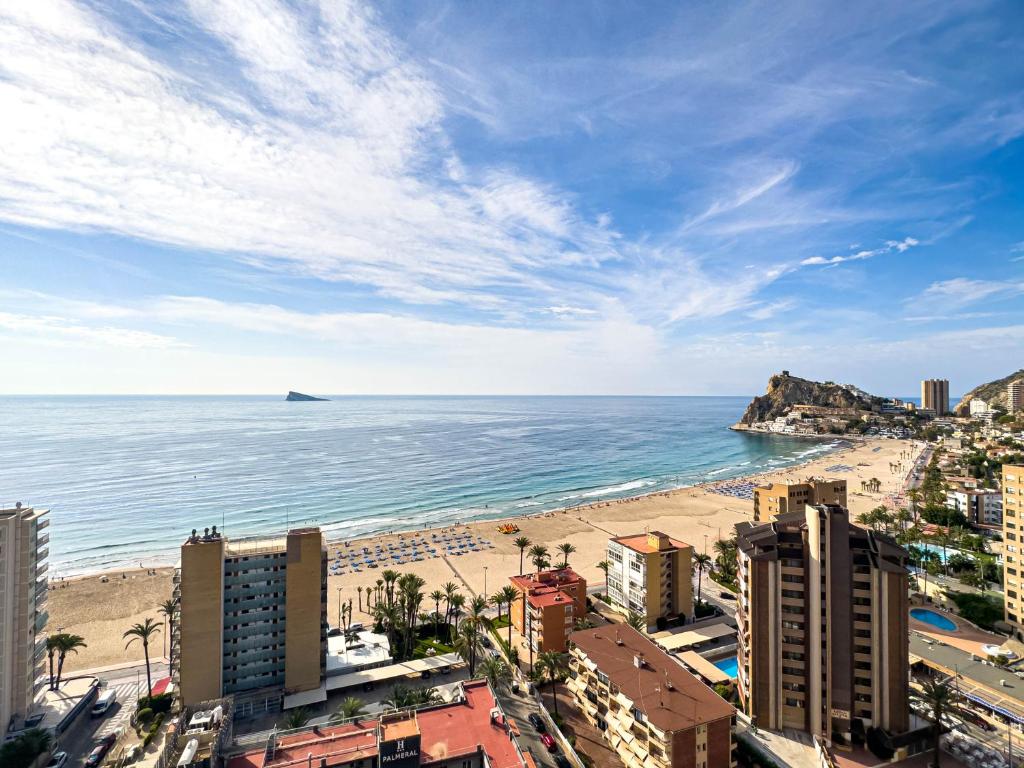 贝尼多姆Apartamentos El Faro By Mc的享有海滩、建筑和大海的景色