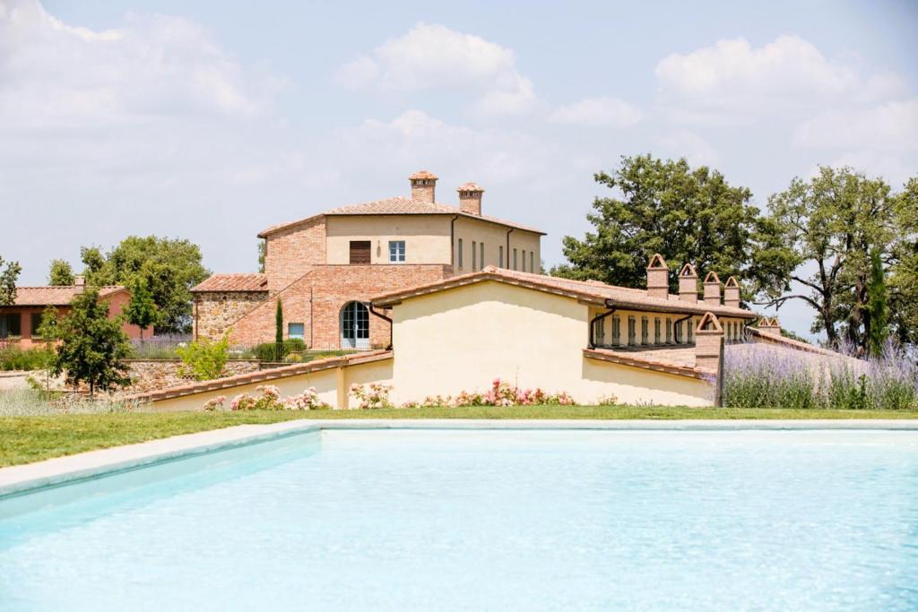 Osteria Delle NociLuxury Resort with swimming pool in the Tuscan countryside, Villas on the ground floor with private outdoor area with panoramic view的别墅前设有游泳池