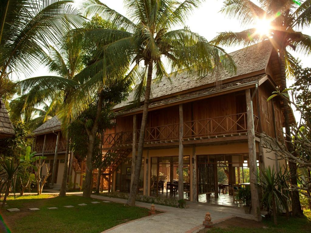 琅勃拉邦梦中精品度假村的一座棕榈树建筑
