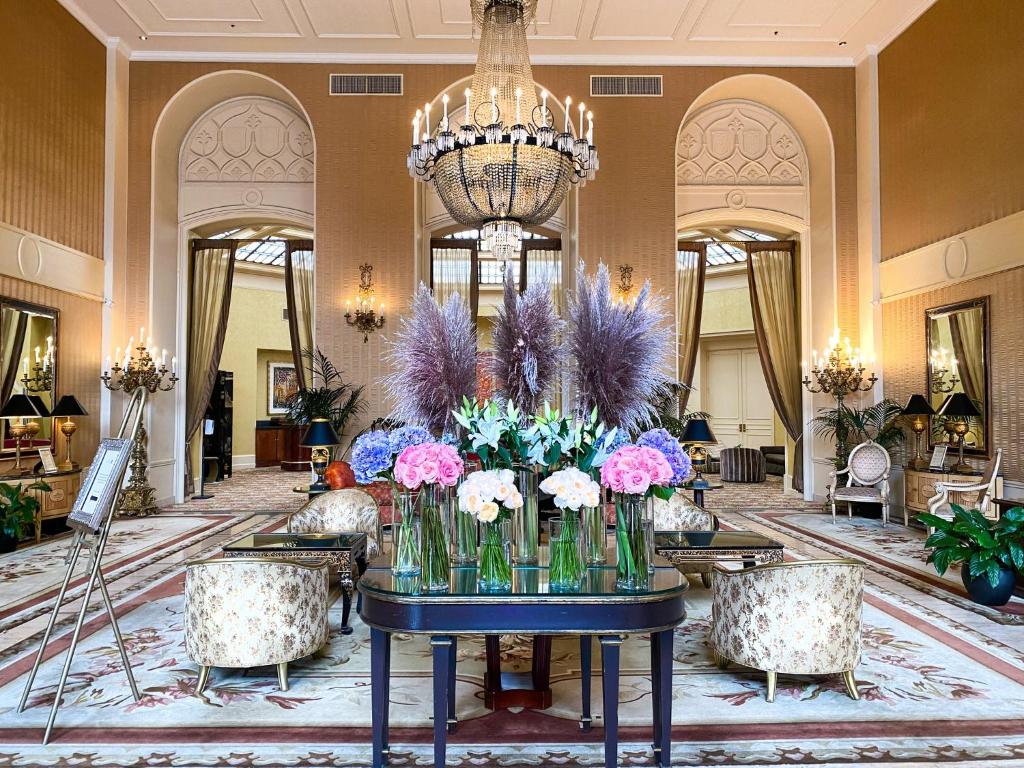 旧金山旧金山马克霍普金斯洲际酒店的大堂设有鲜花桌
