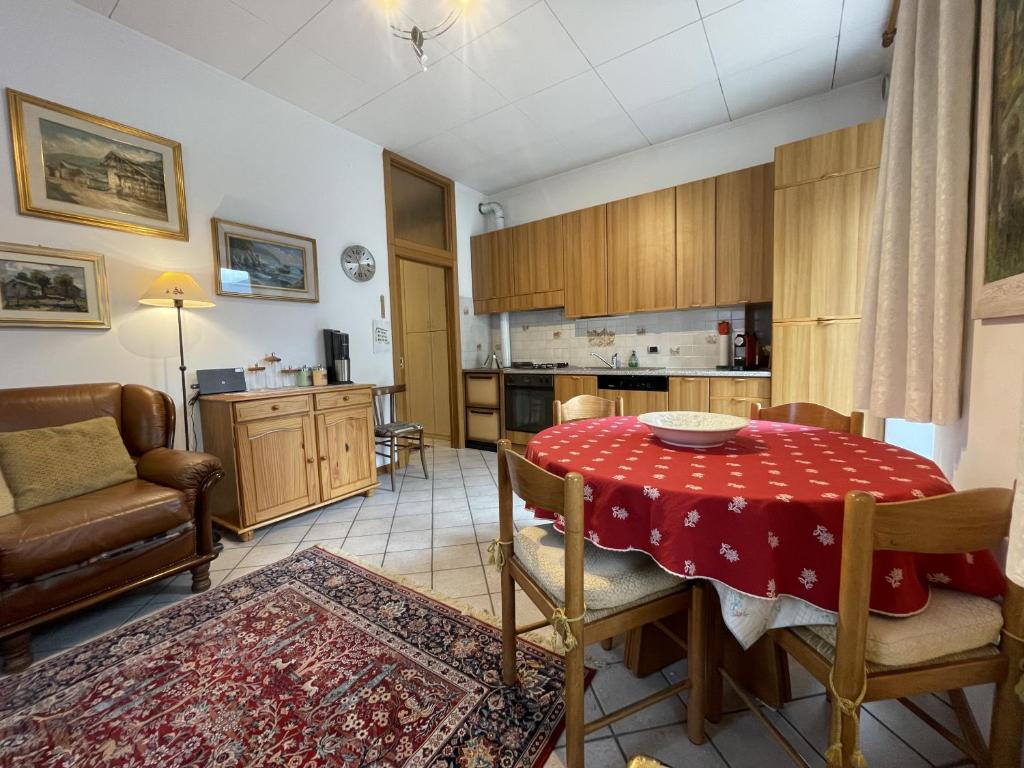 平佐洛Appartamenti Casa Albi的一间带桌子的客厅和一间厨房