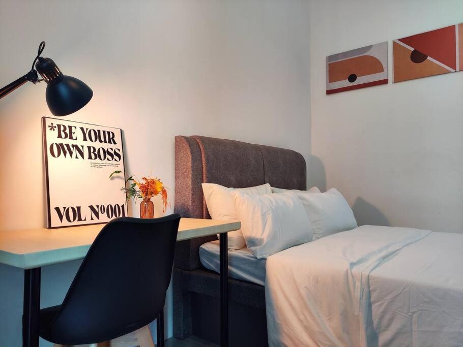 八打灵再也Spacious City Duplex 2 to 6pax, 1U-Ikea-Curve, Netflix的一间卧室配有一张床、一张桌子、一张床和一把椅子