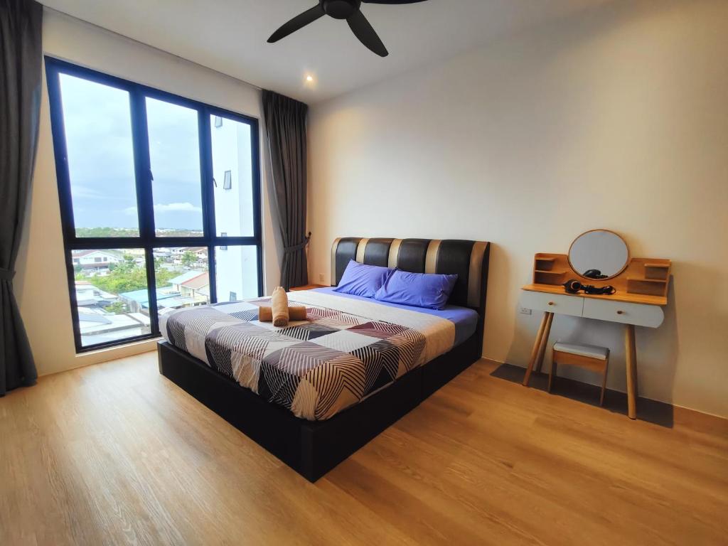 古晋Armadale Galacity Minimalist 3 Bedrooms Entire Apartment的一间卧室配有一张床、一张书桌和一个窗户。