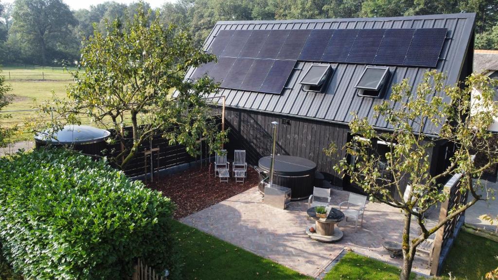 AlbergenB&B Het Zwarte Schaap的后院,房子上设有太阳能电池板