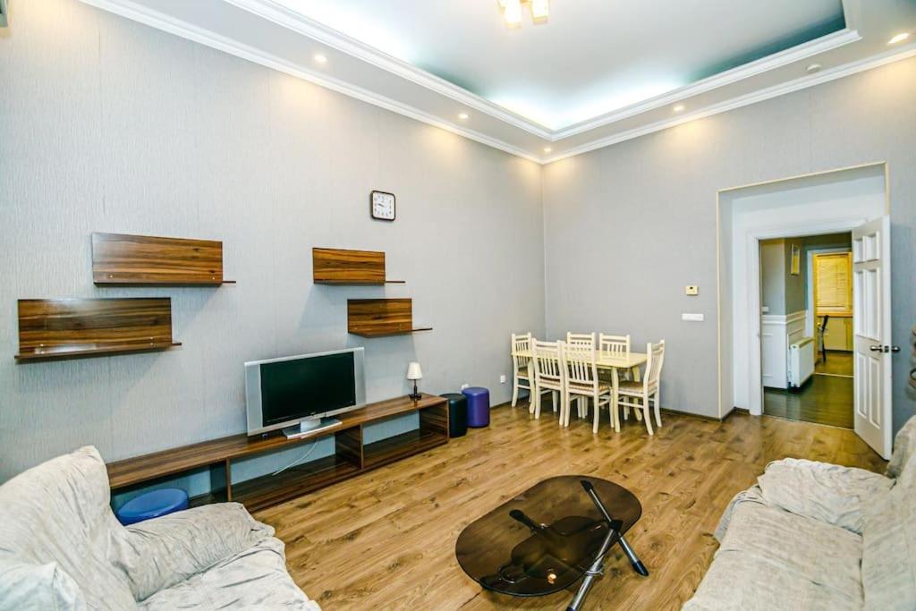 巴库Baku Apartment CH的带沙发和平面电视的客厅