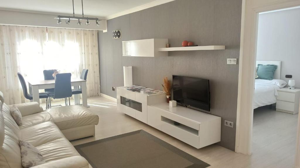 贝梅奥Ohana, Apartamento-CENTRICO-WIFI-ASCENSOR- PARKING PRIVADO GRATIS-SIN CUESTAS的带沙发和电视的客厅