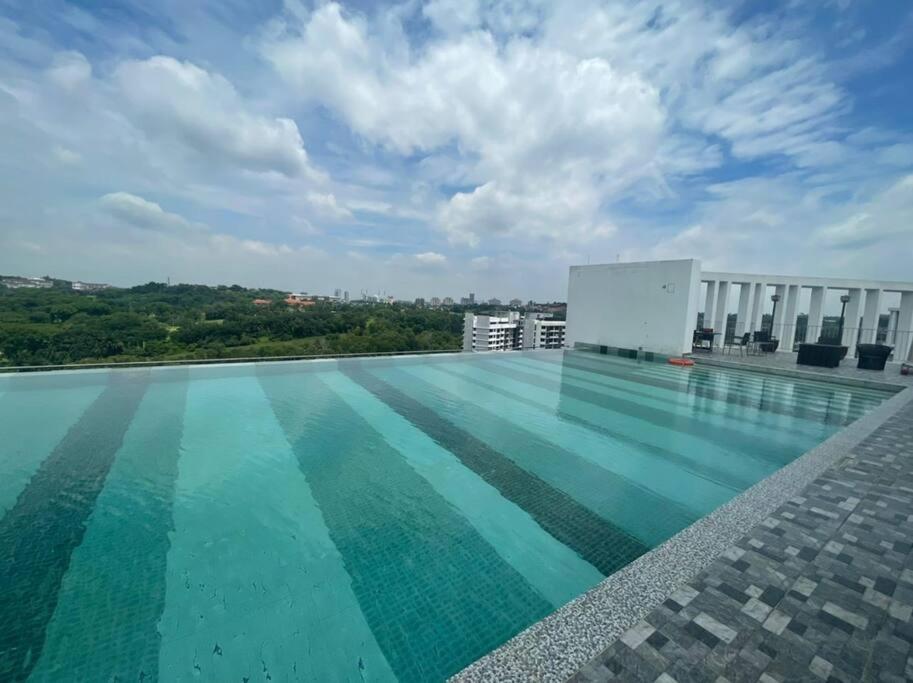 莎阿南SGA SuriaJelutong的建筑物屋顶上的游泳池