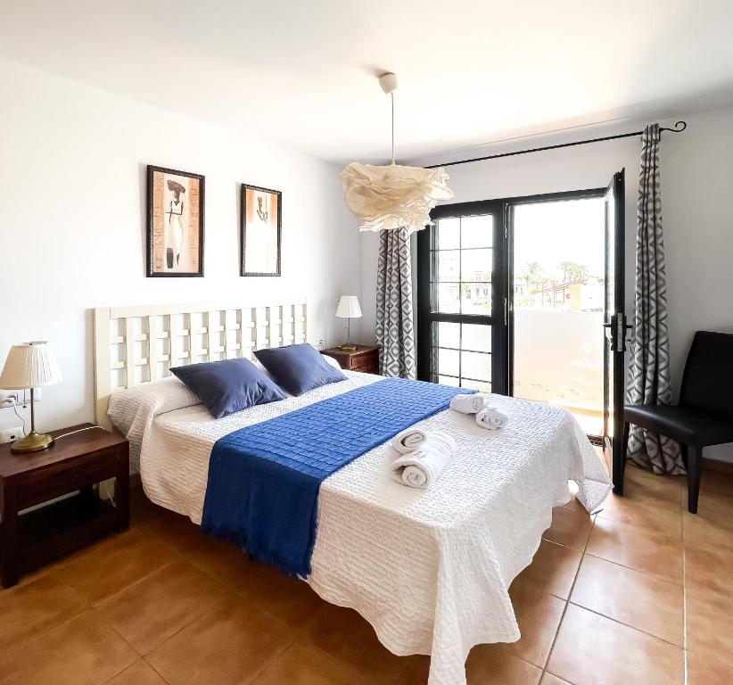 科拉雷侯Laguna Home by Best Holidays Fuerteventura的一间卧室配有一张带蓝白色床单的大床