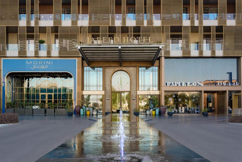 利雅德Jareed Hotel Riyadh的商场中间有喷泉的建筑物