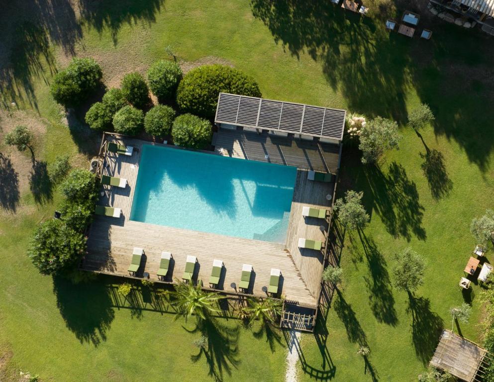 博尼法乔Résidence Casarina的享有带游泳池的别墅的顶部景致