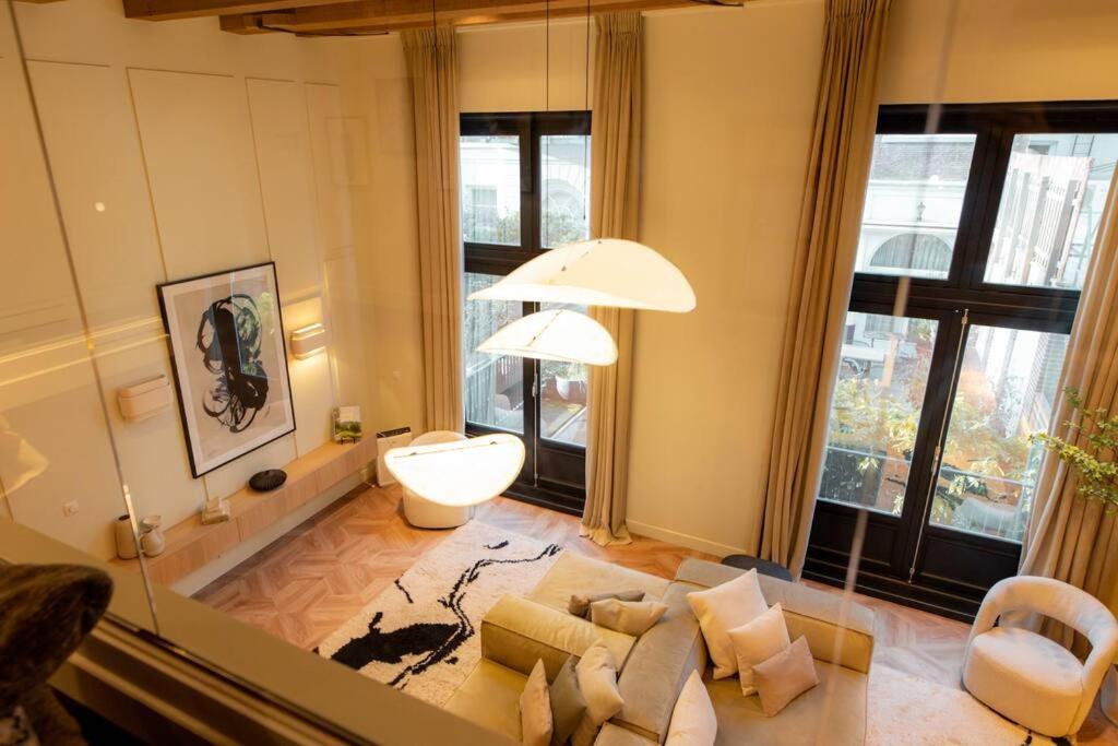 阿姆斯特丹Newly renovated luxurious 200 SQM loft in city centre的客厅配有沙发和桌子