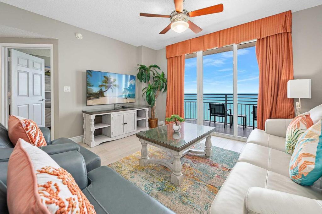 代托纳海滩Luxury 20th Floor 2 BR Condo Direct Oceanfront Wyndham Ocean Walk Resort Daytona Beach | 2027的客厅配有沙发和桌子