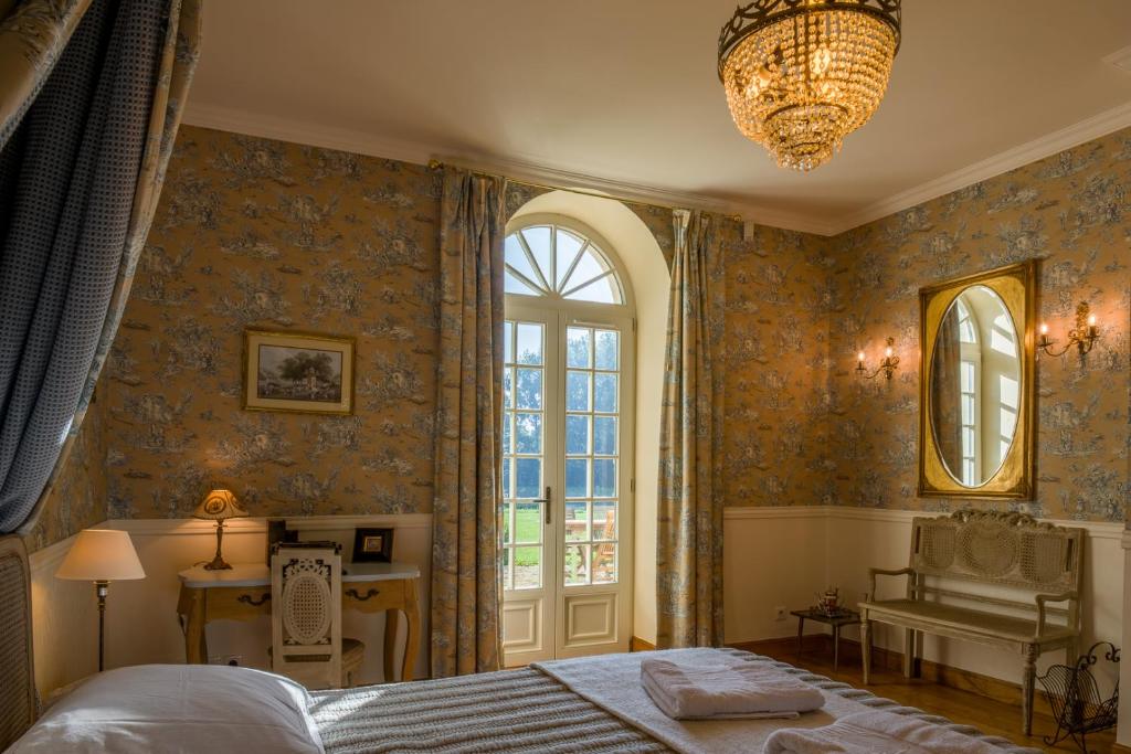 瑟莱河畔孔代L'Orangerie du Grand Jardin的一间卧室设有一张床和一个窗口