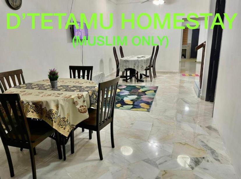 加影D TETAMU Bandar Sg Long的一间铺有瓷砖地板并配有桌椅的用餐室