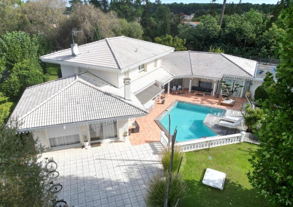 阿雷斯Chambres d'Hôtes Villa La Louisiane的享有带游泳池的房屋的空中景致