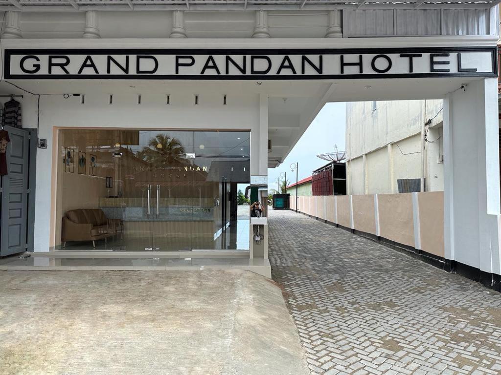 HalanganGRAND PANDAN HOTEL的大楼前方的宏伟酒店标志