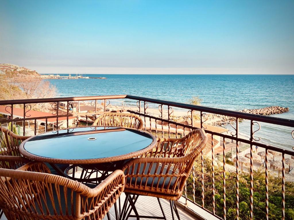 圣弗拉斯Beachfront Havana的俯瞰大海的阳台配有桌椅