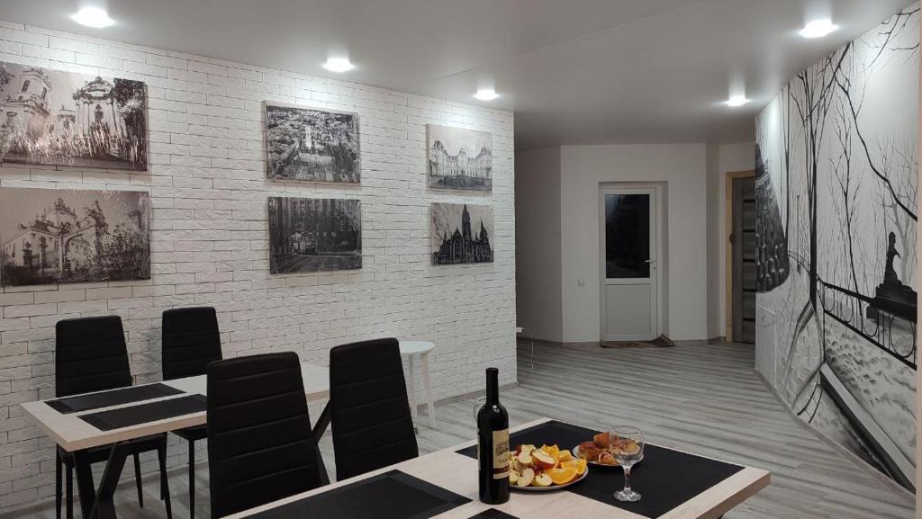 斯拉夫西克Koteg LEMBERG的一间设有桌椅和砖墙的用餐室