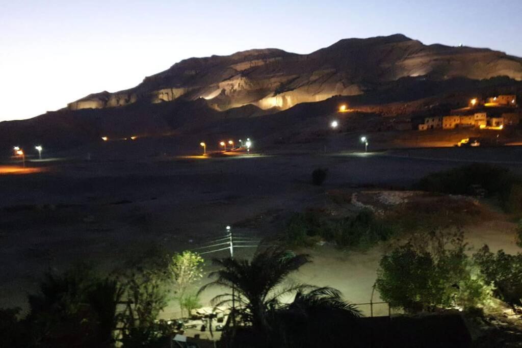Al AqālitahTibs mountain view的夜晚沙漠与山脉的景色