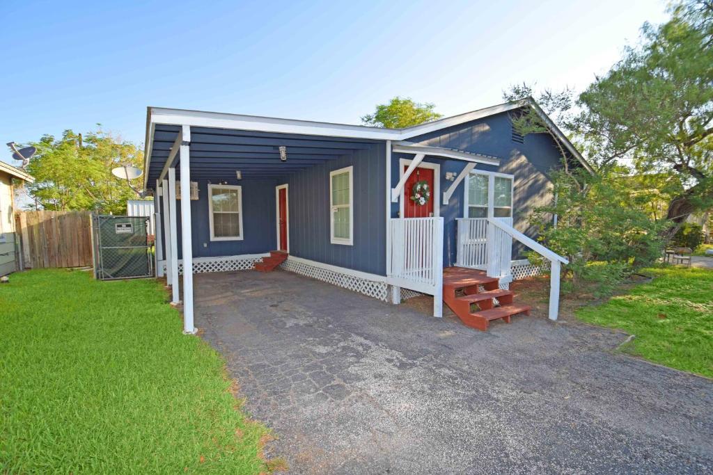 金斯维尔Home Sweet Home - Peace, Love, & Enjoy的蓝色的小房子,设有门廊和院子